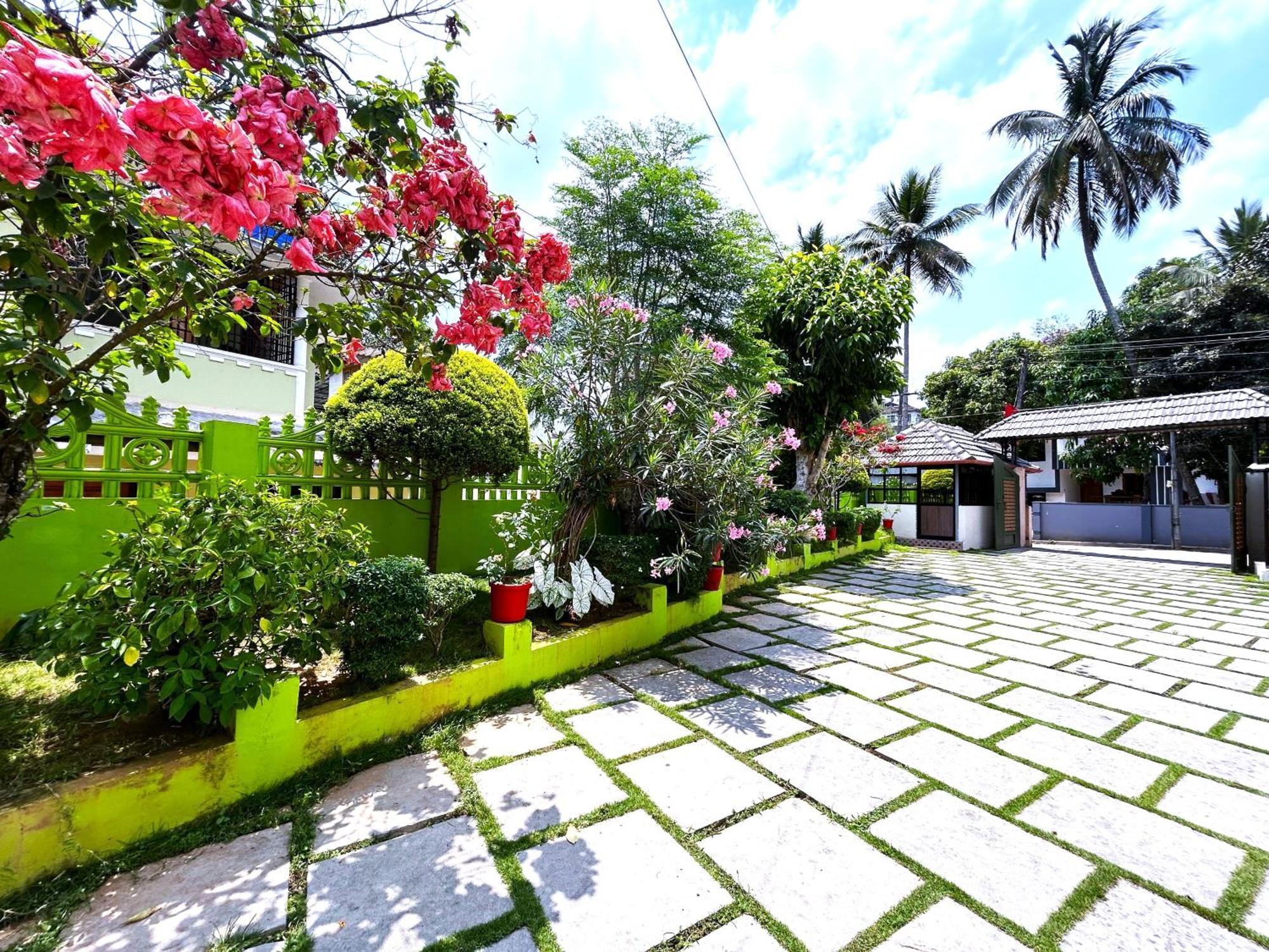 Deluxe Residency Hotel Kalpetta Exterior photo