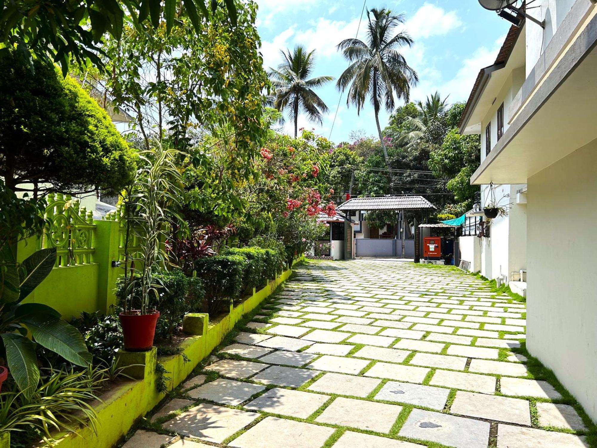 Deluxe Residency Hotel Kalpetta Exterior photo