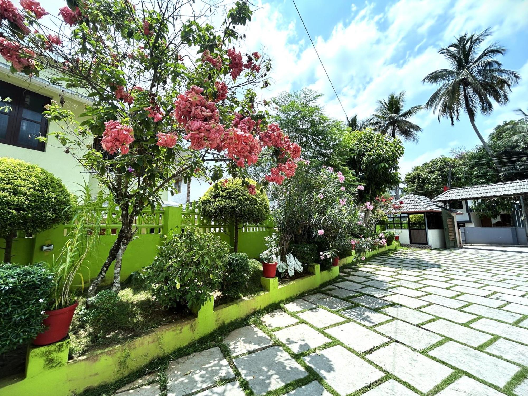 Deluxe Residency Hotel Kalpetta Exterior photo