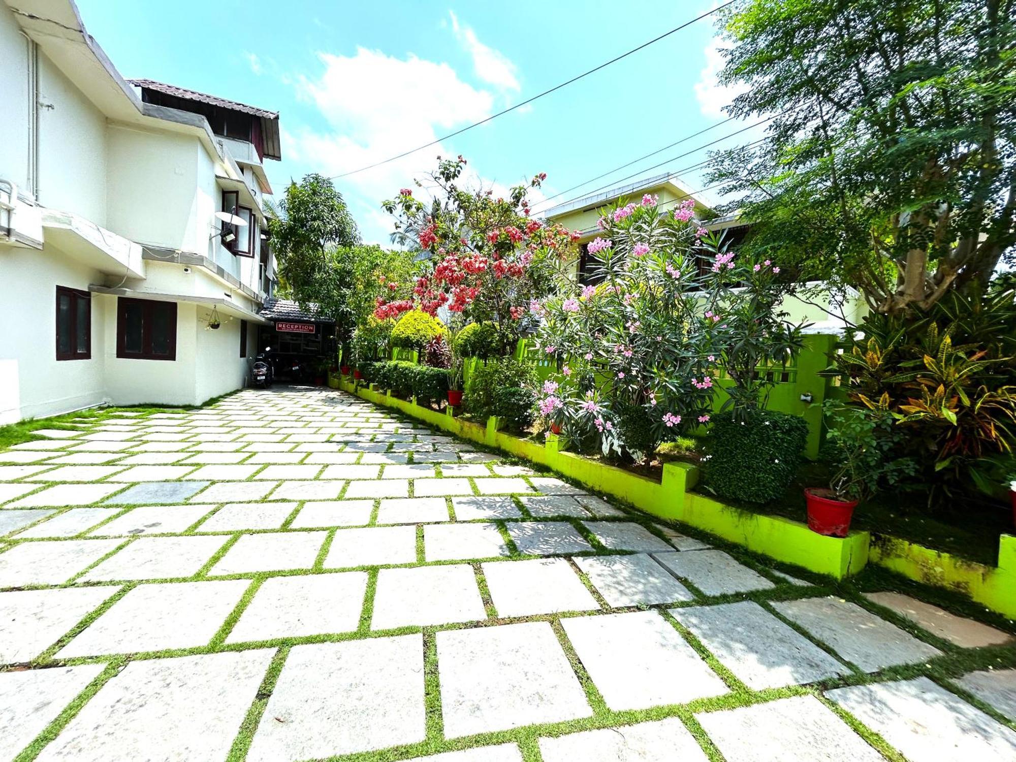 Deluxe Residency Hotel Kalpetta Exterior photo