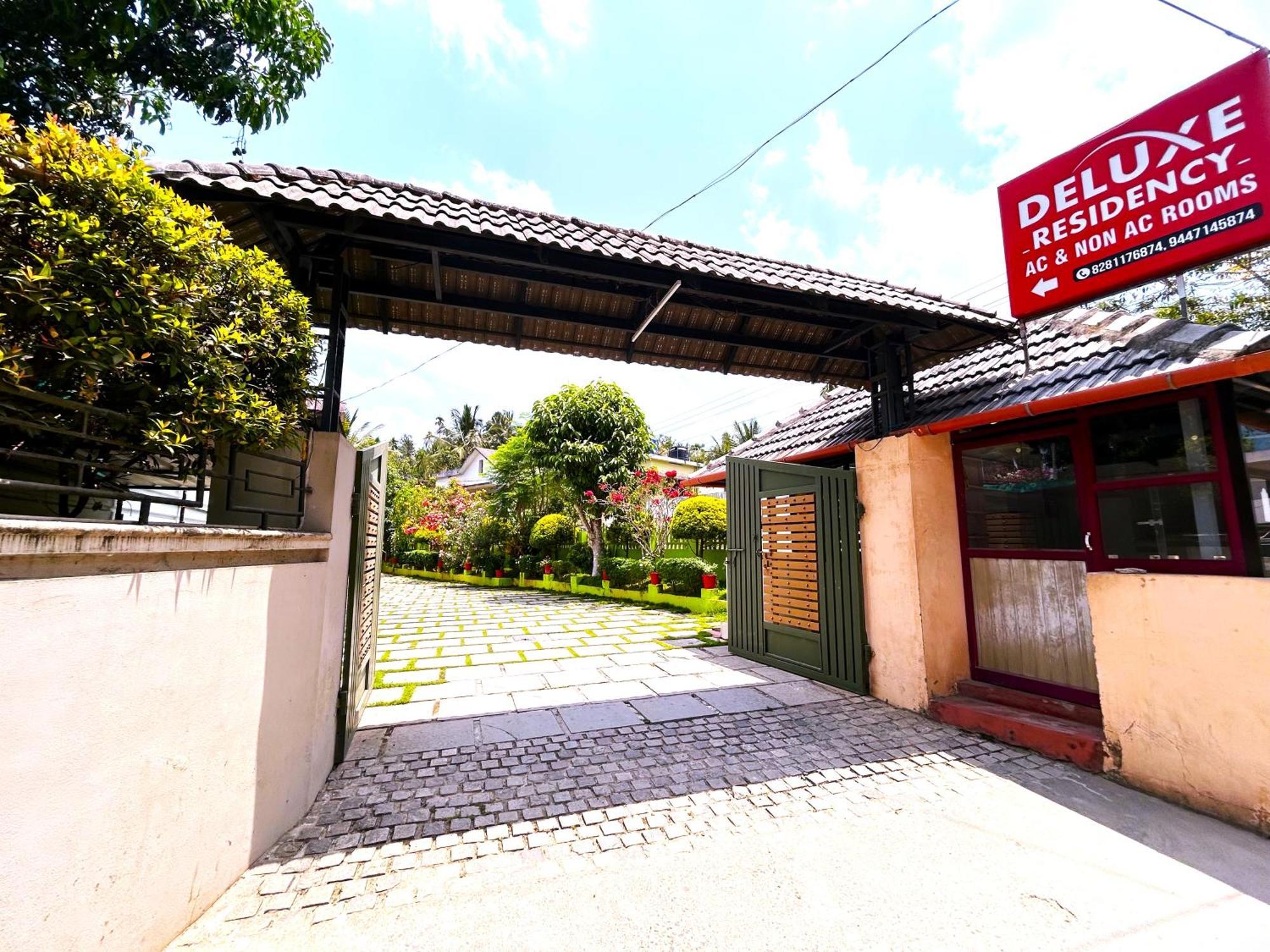 Deluxe Residency Hotel Kalpetta Exterior photo