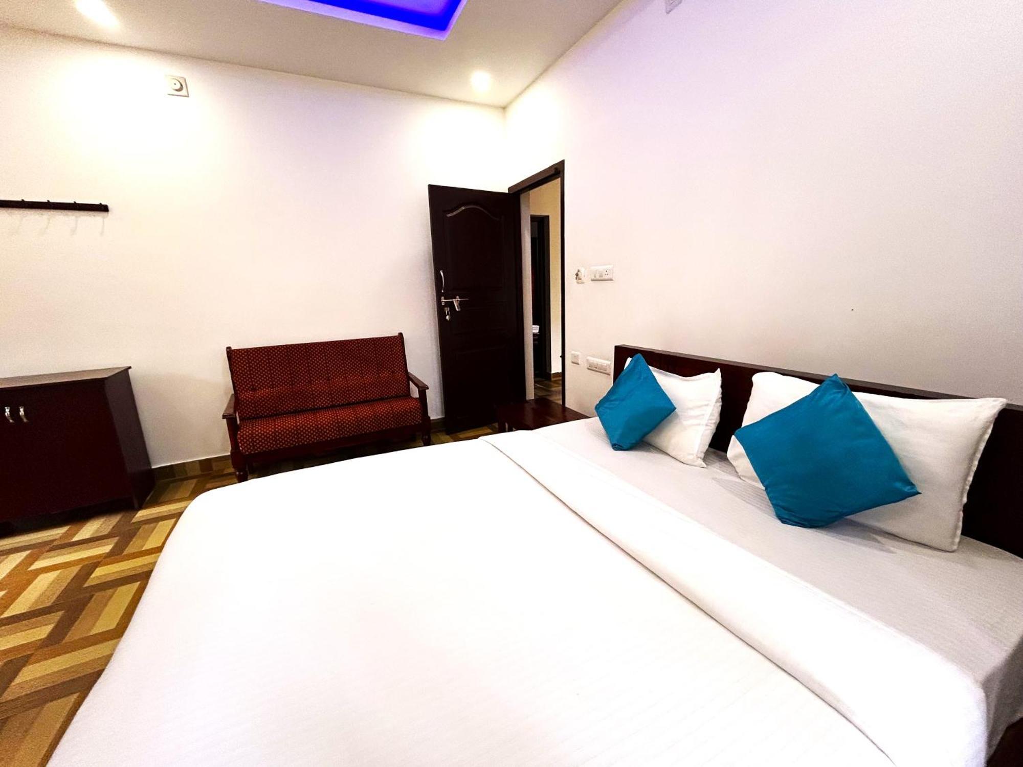 Deluxe Residency Hotel Kalpetta Exterior photo