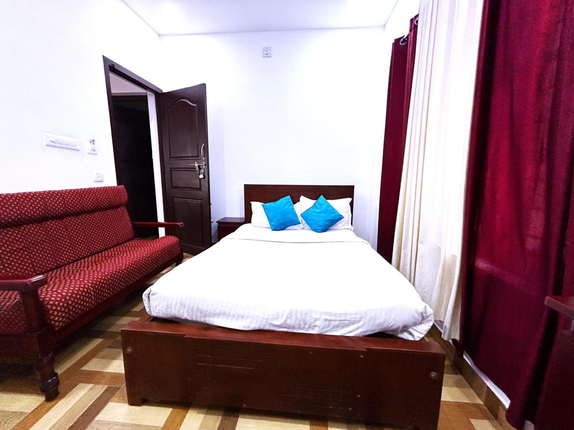 Deluxe Residency Hotel Kalpetta Exterior photo