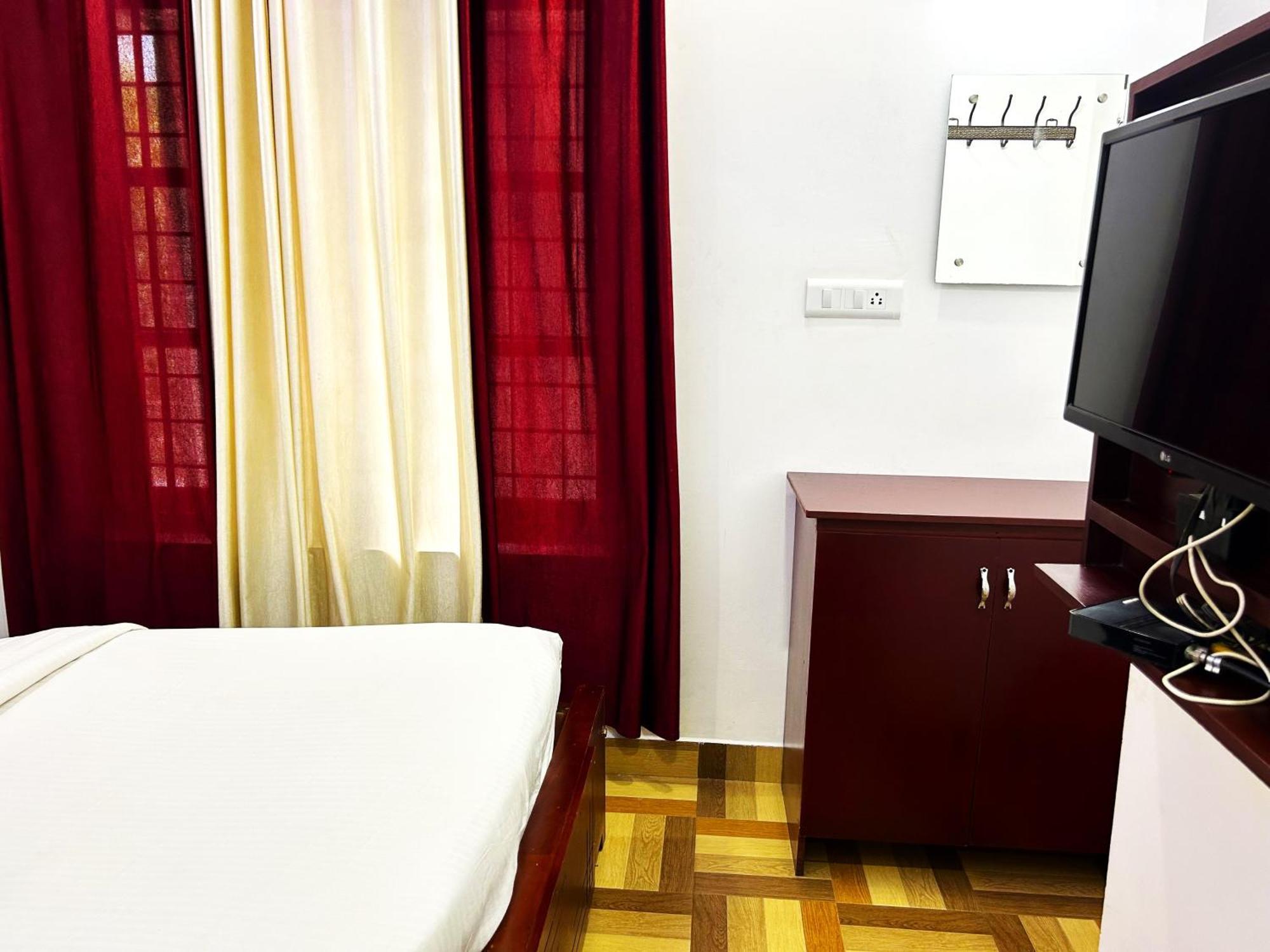 Deluxe Residency Hotel Kalpetta Exterior photo