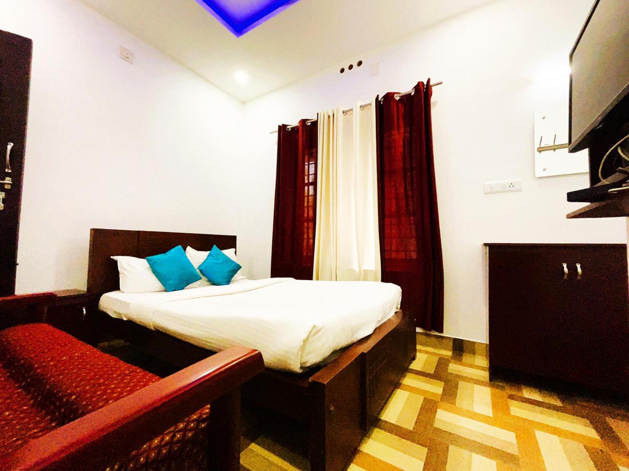 Deluxe Residency Hotel Kalpetta Exterior photo