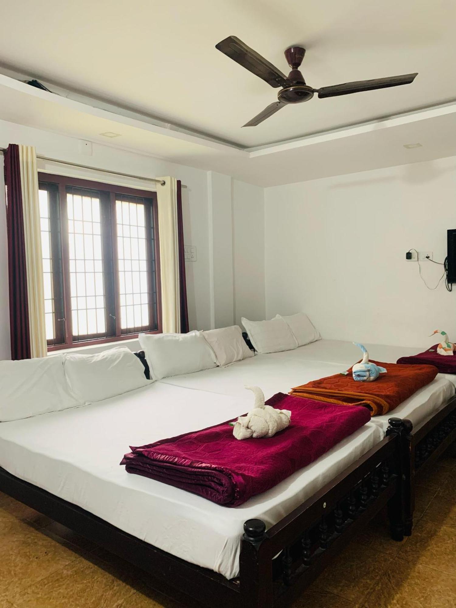 Deluxe Residency Hotel Kalpetta Exterior photo