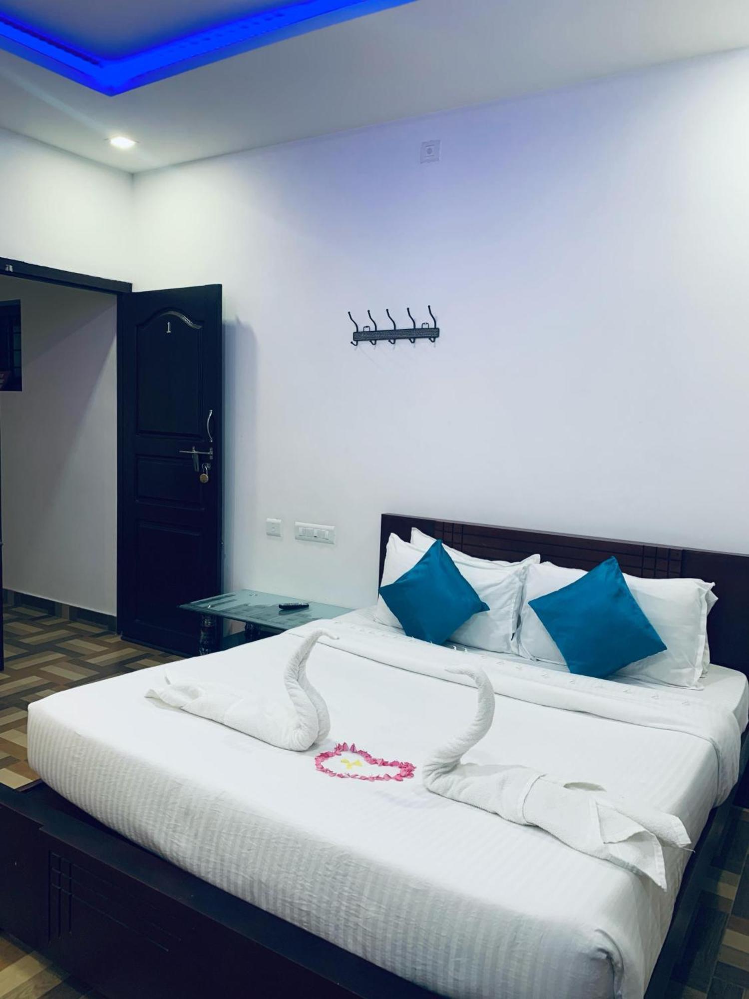 Deluxe Residency Hotel Kalpetta Exterior photo