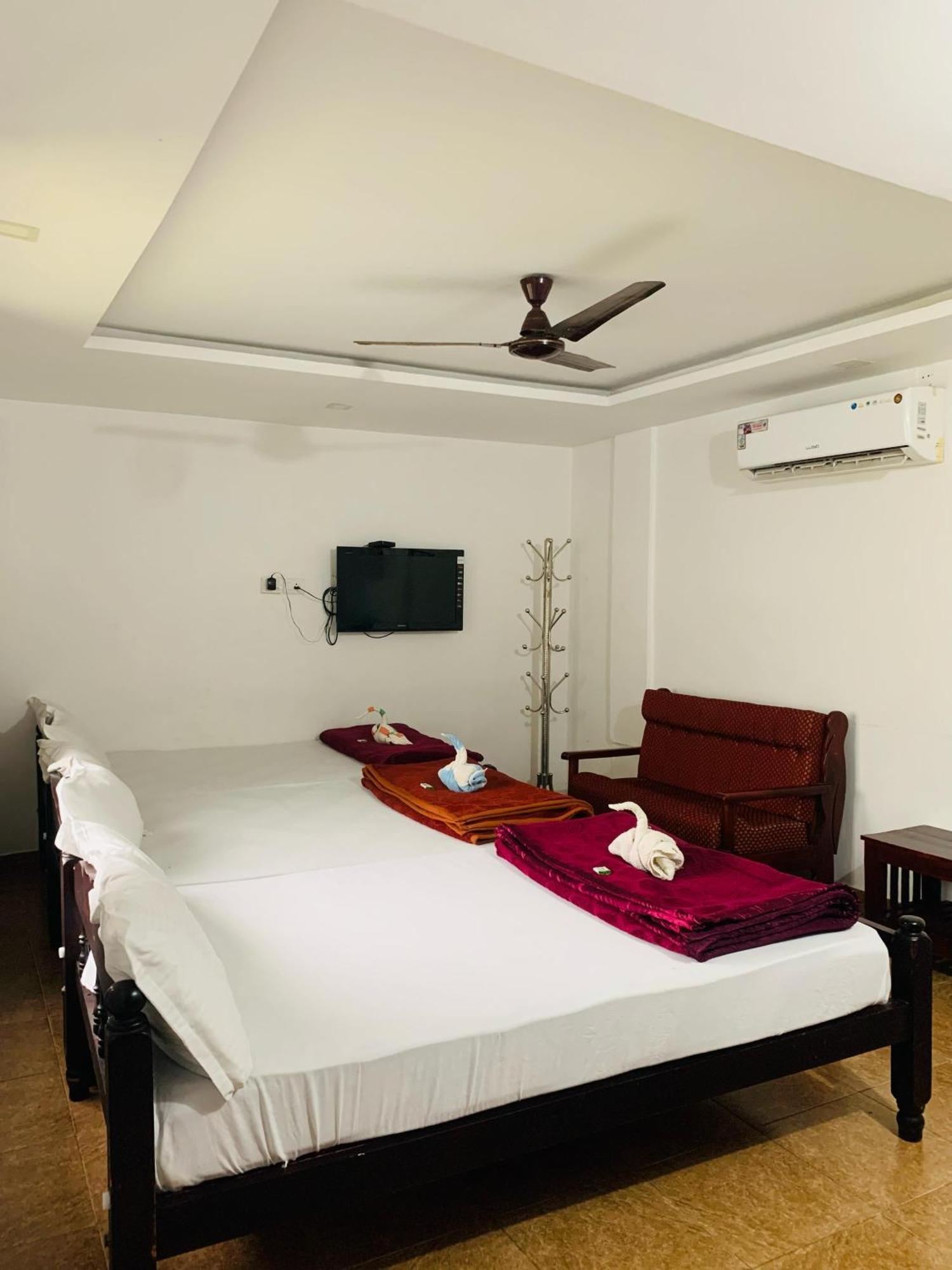 Deluxe Residency Hotel Kalpetta Exterior photo